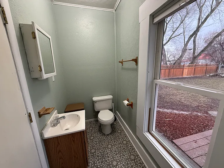 546 Barclay St — Photo 16