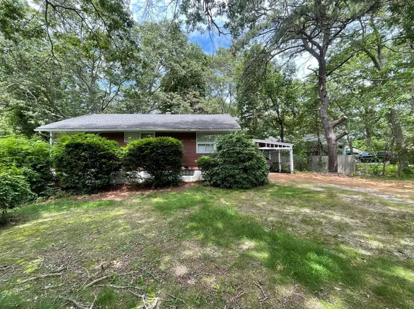 5 Birch Ct, Riverhead, NY 11901