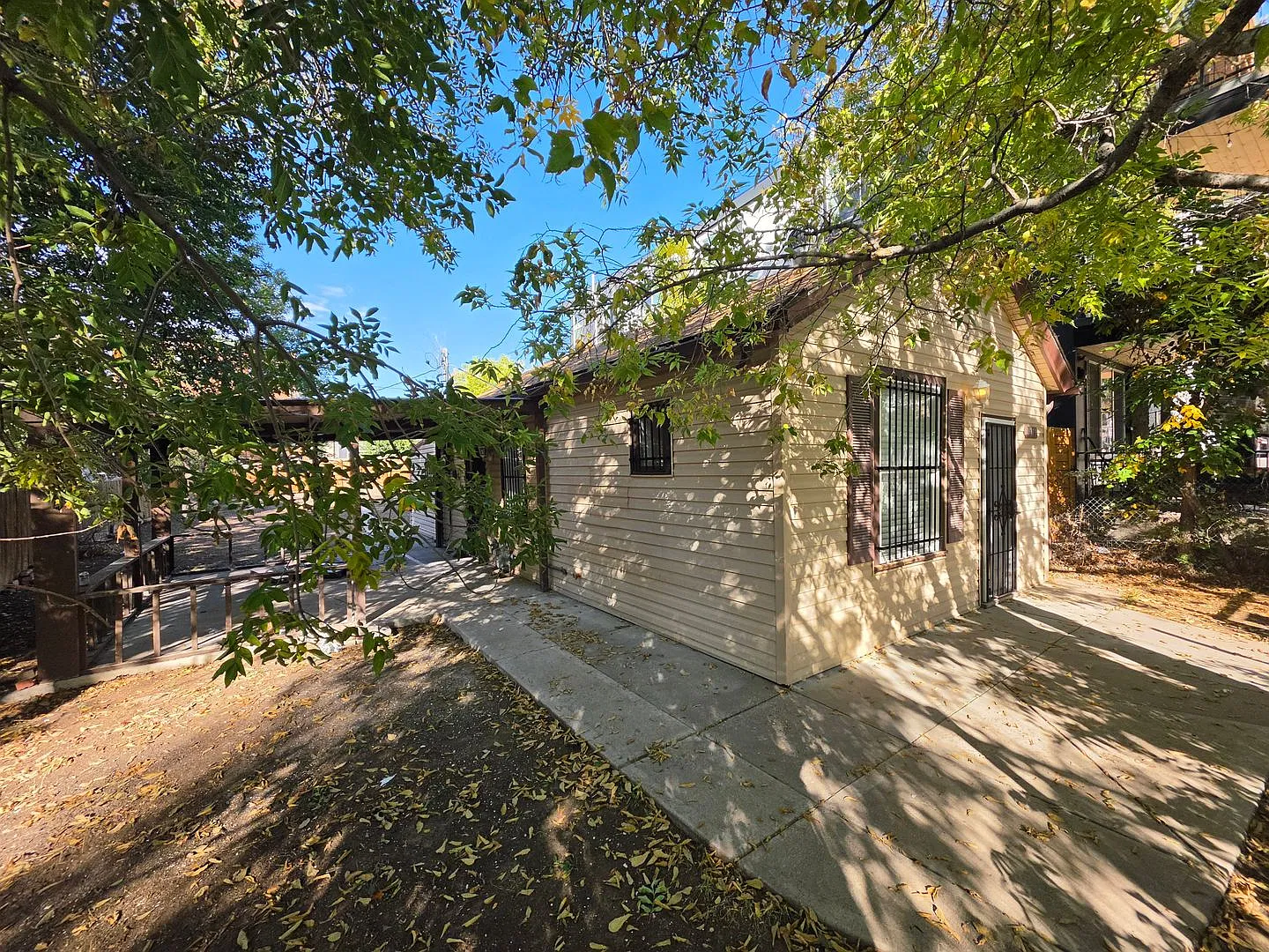 Charming 2-Bedroom Home with Large Fenced Yard Near Light Rail! — Photo 2