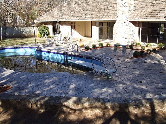 BACK YARD W/INGROUND CONCRETE POOL