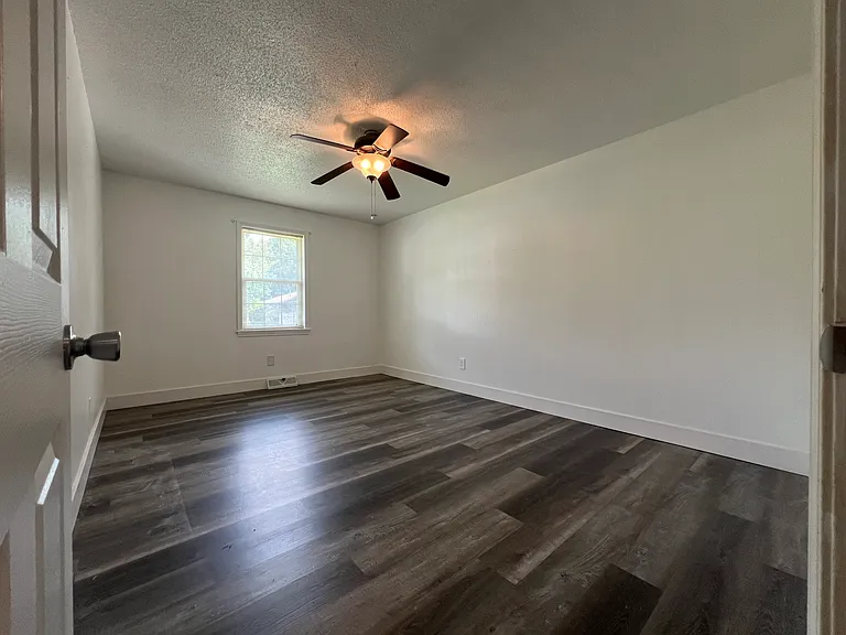 323 E Berkeley St — Photo 8