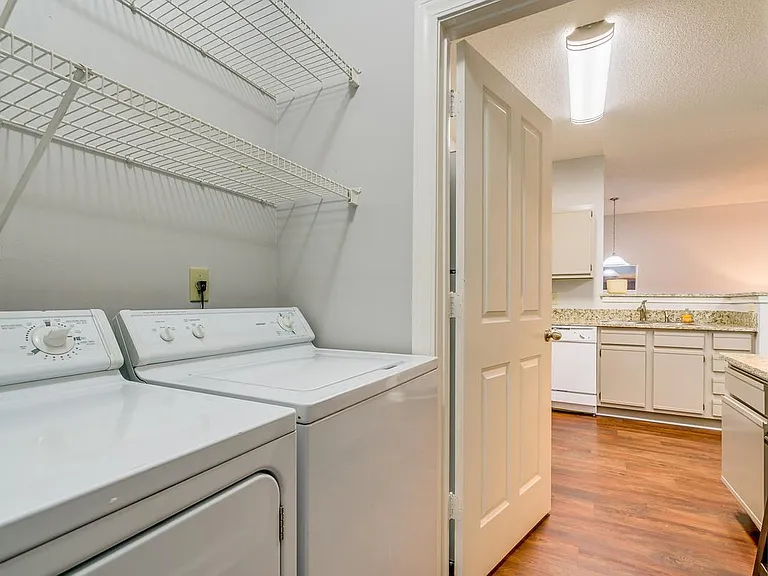 South Bluffs Apartments — Photo 22