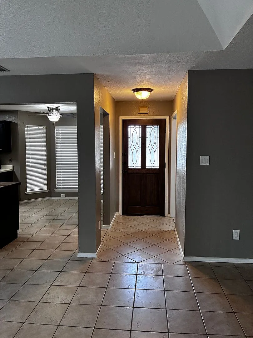 3 bed, 2.0 bath, 1262 sqft, $1,600 — Photo 2