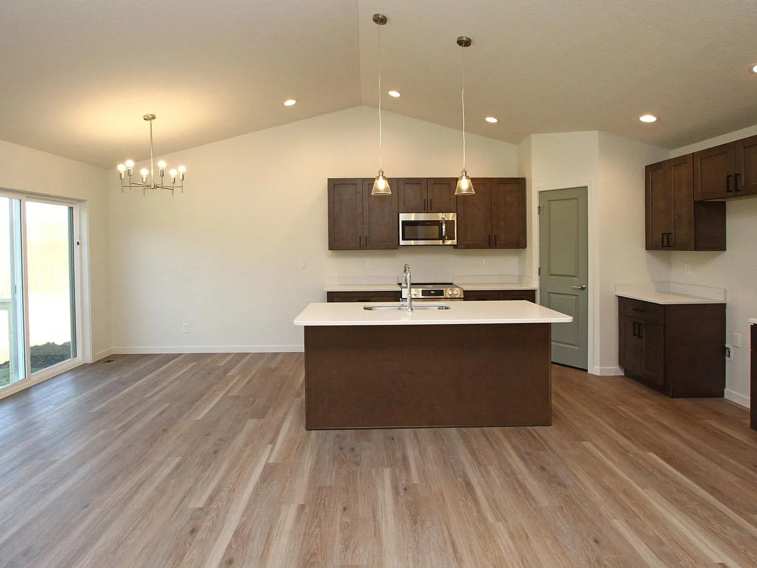 5 bed, 2680 sqft, $3,500 — Photo 3