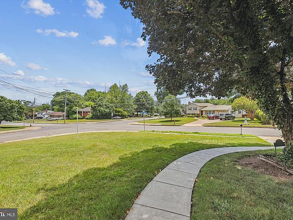3rd image of 5800 Helmsdale Ln
