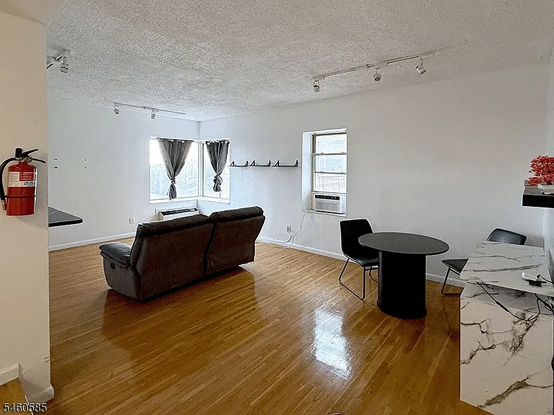 1 bed, 1.0 bath, $1,800 — Photo 3