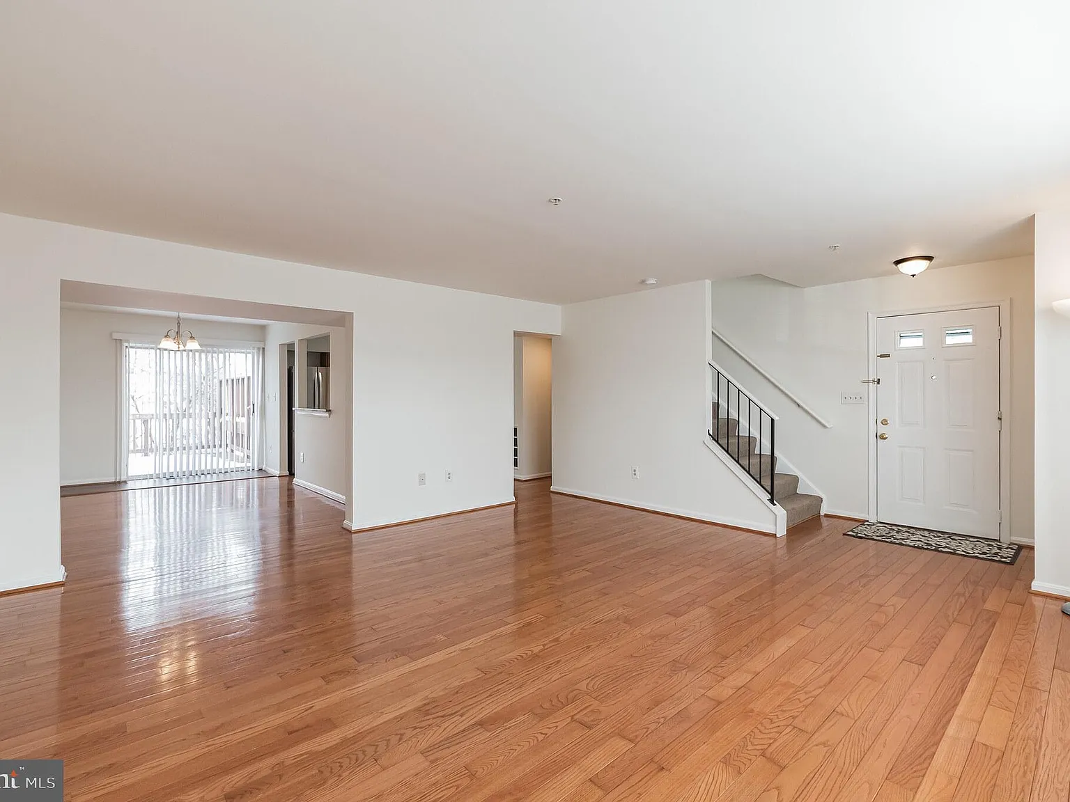 4 bed, 3.5 bath, 2274 sqft, $2,550 — Photo 2