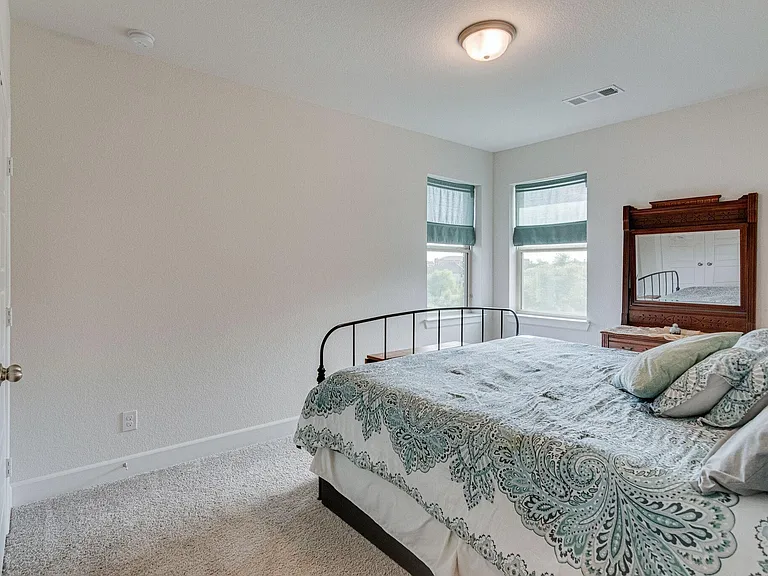 576 Courtyard Ln — Photo 18