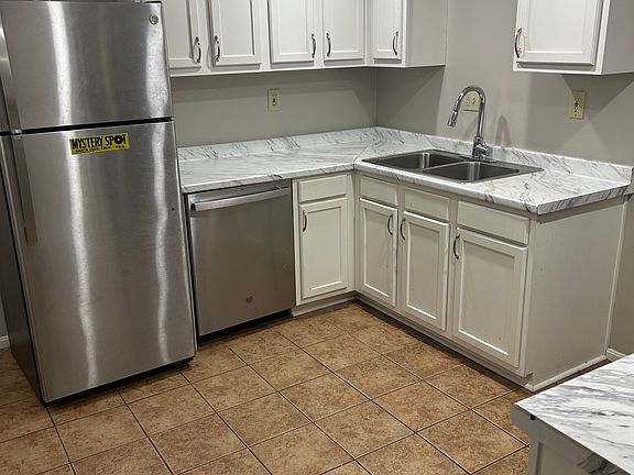 4th image of 211 La Fontenay Ct #201