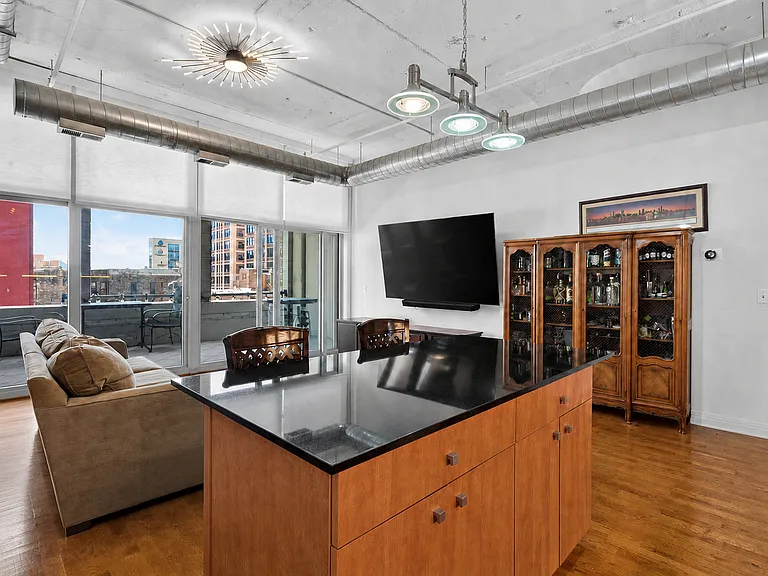 565 W Quincy St — Photo 3