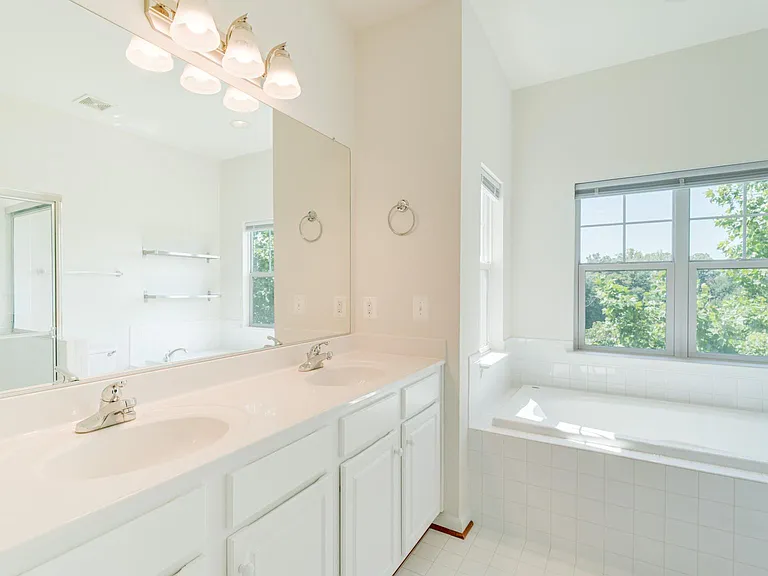 74 Pike Pl — Photo 27
