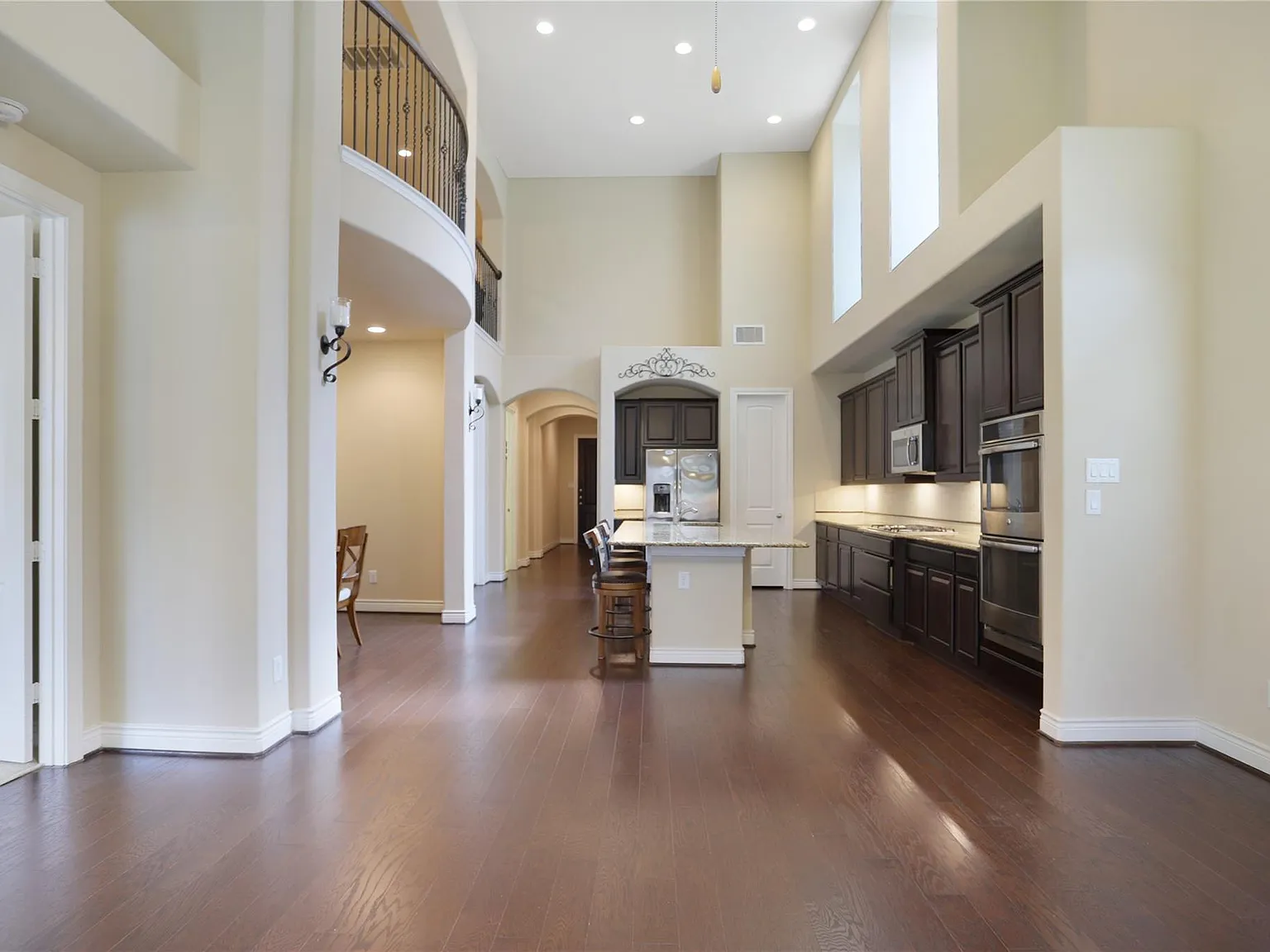 3 bed, 3.0 bath, 2548 sqft, $2,700 — Photo 3