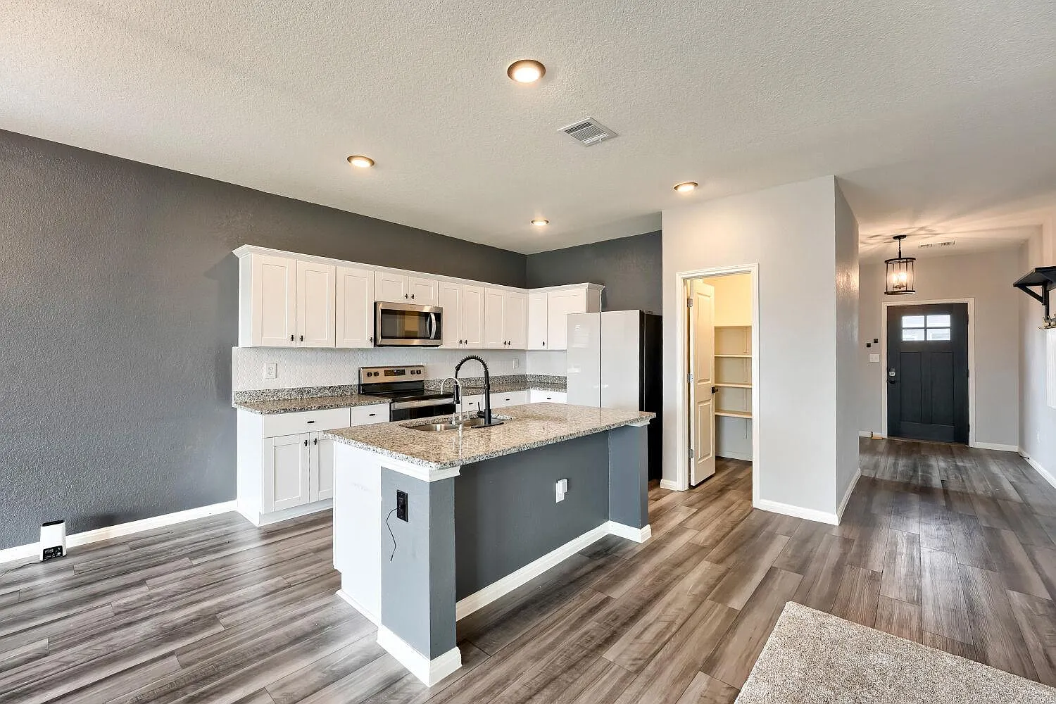 3 bed, 2.5 bath, 2082 sqft, $2,100 — Photo 2