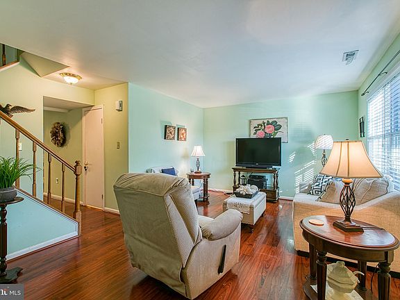4th image of 8673 Carlton Dr