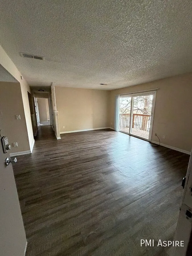 2 bed, 1.5 bath, 1000 sqft, $1,300 — Photo 1