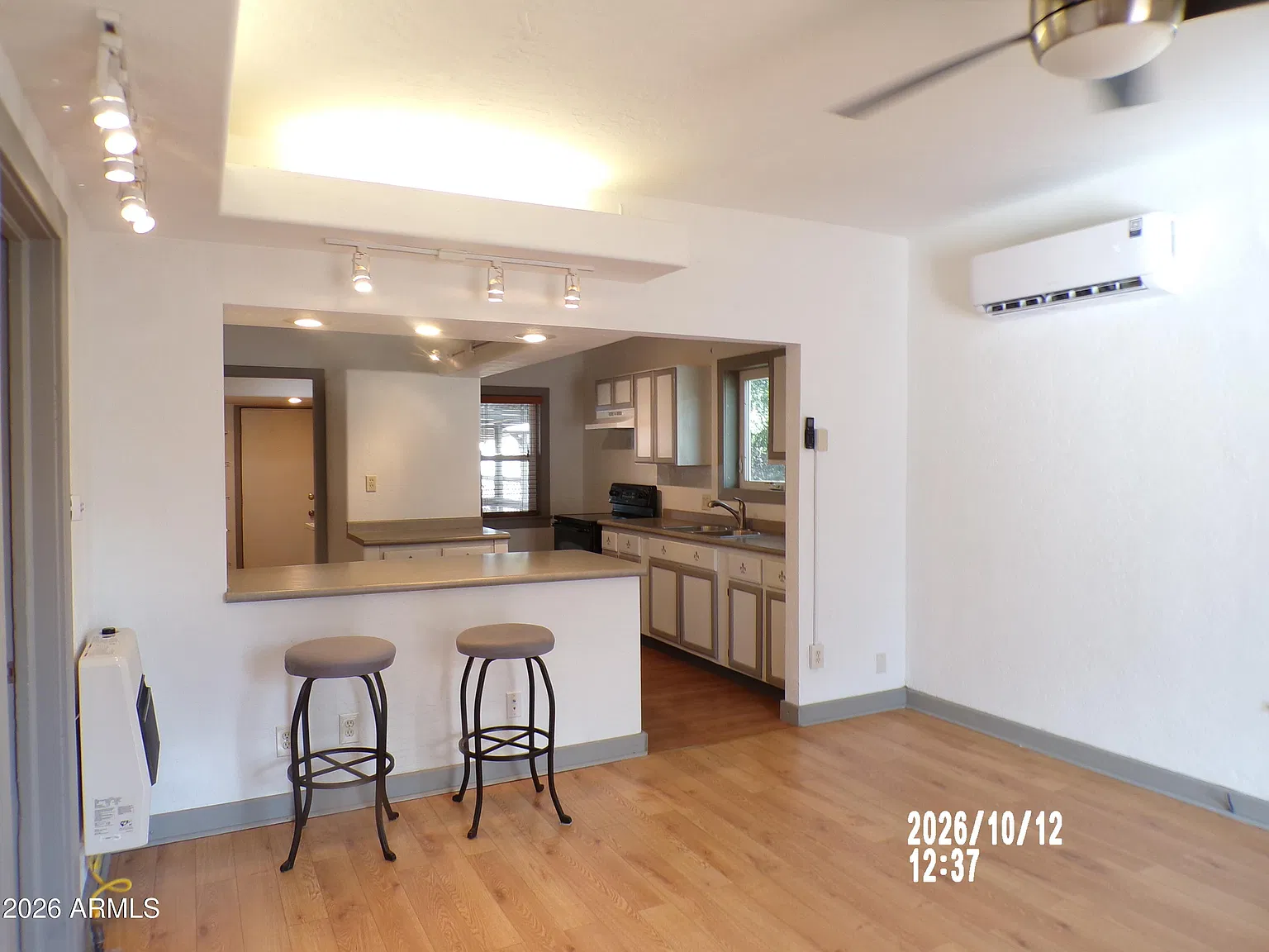 2 bed, 1.0 bath, 823 sqft, $1,695 — Photo 2