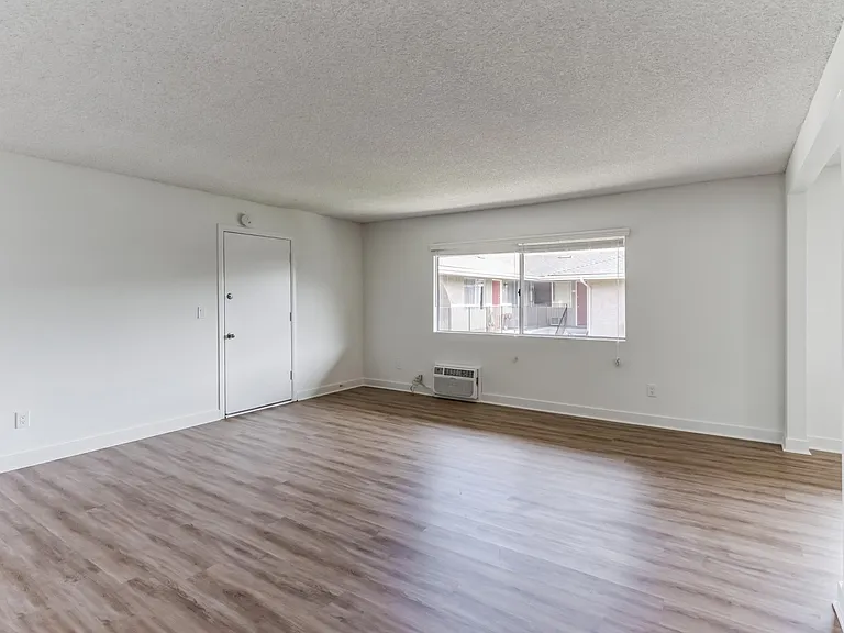 Renaissance Apartments — Photo 8