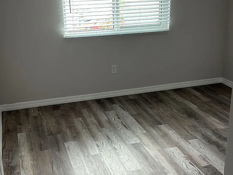 Royal Palms Apartments — Photo 11