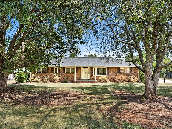 2nd image of 201 Meadowbrook Dr