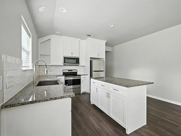 910 N Throckmorton St — Photo 4
