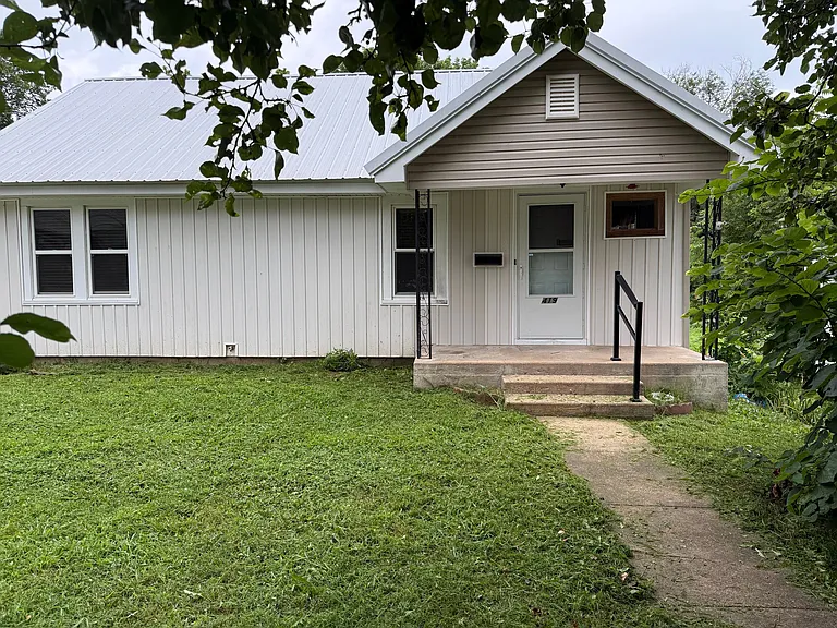 419 E Olive St — Photo 1