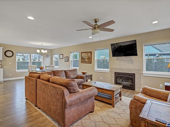 3rd image of 3790 Blossom Dr NE