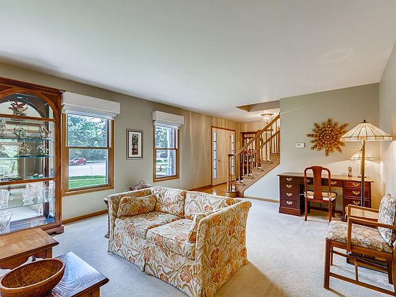 5th image of 698 N Aurelia Ct