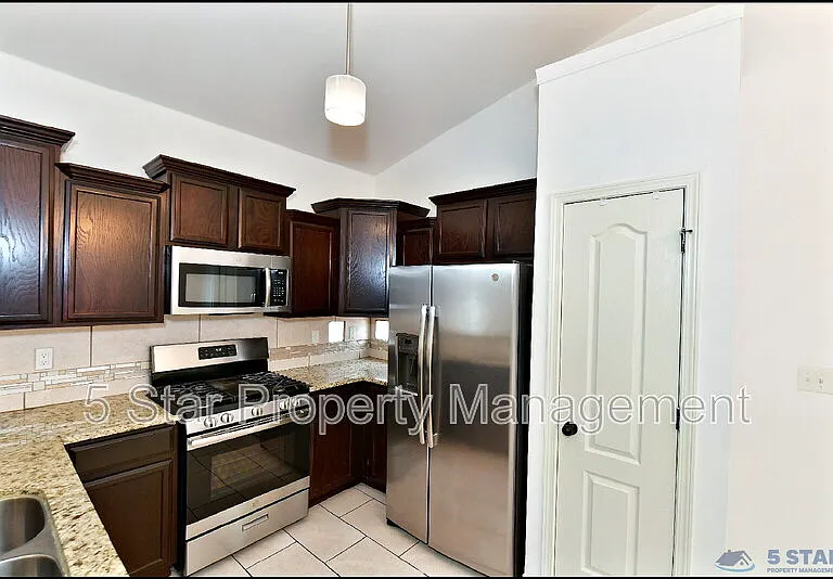 13136 Wellington Dr — Photo 15