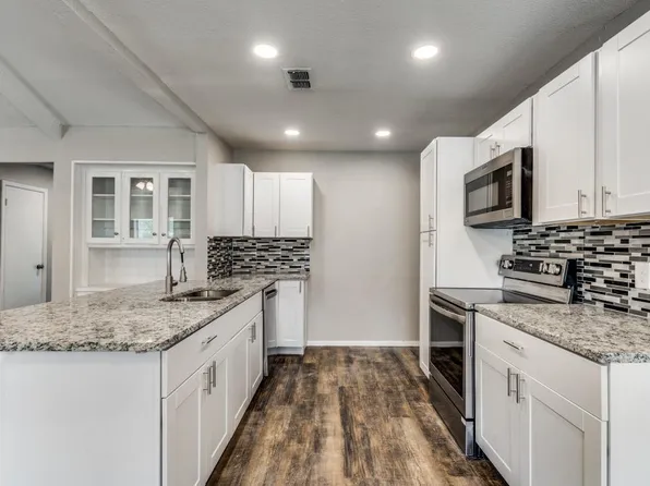 700 Martin Rd, Hurst, TX 76054