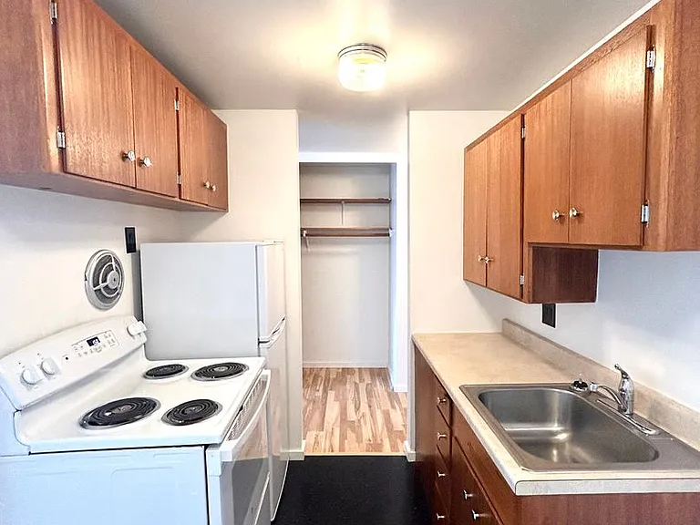 Escolier Apartments — Photo 29