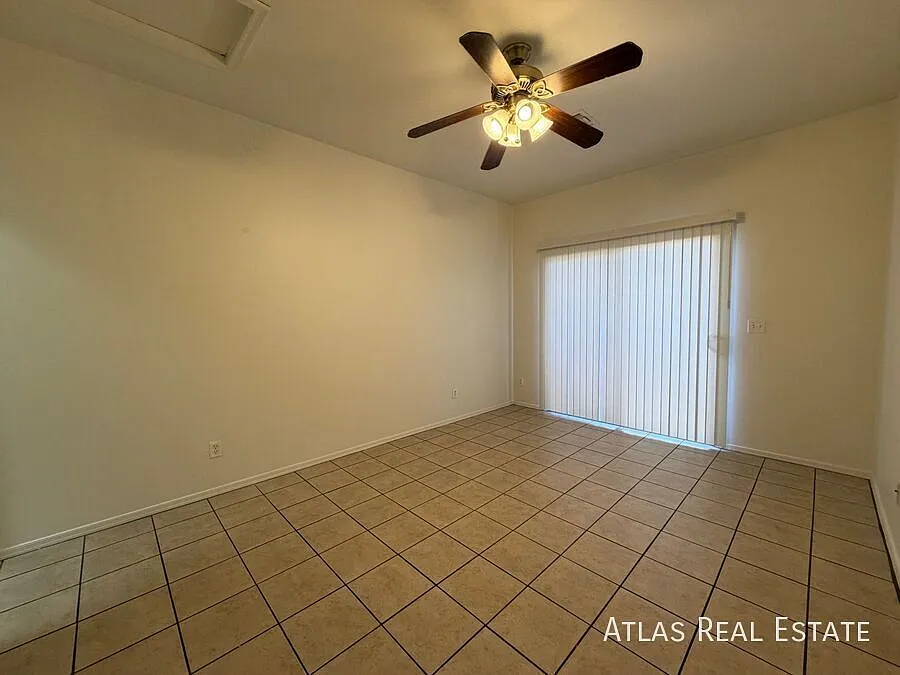 3 bedroom midtown for rent with yard! — Photo 4