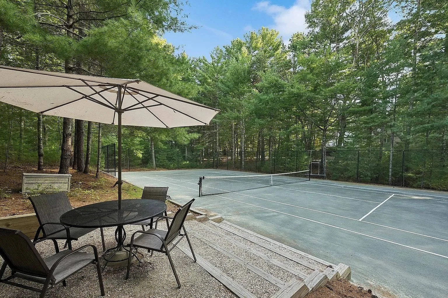 Prime EH SAG location w Tennis and Pool — Photo 1