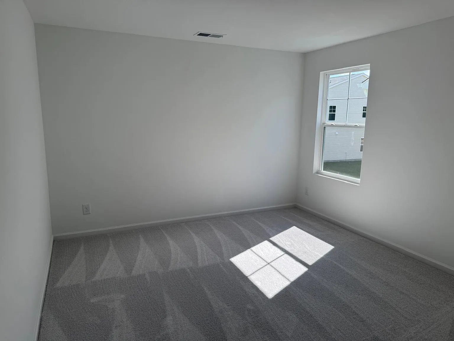 5 bed, 2715 sqft, $2,385 — Photo 4