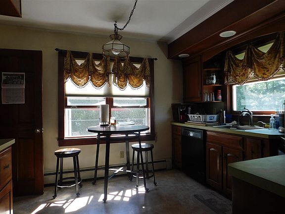 4th image of 130 Grant Avenue Ext