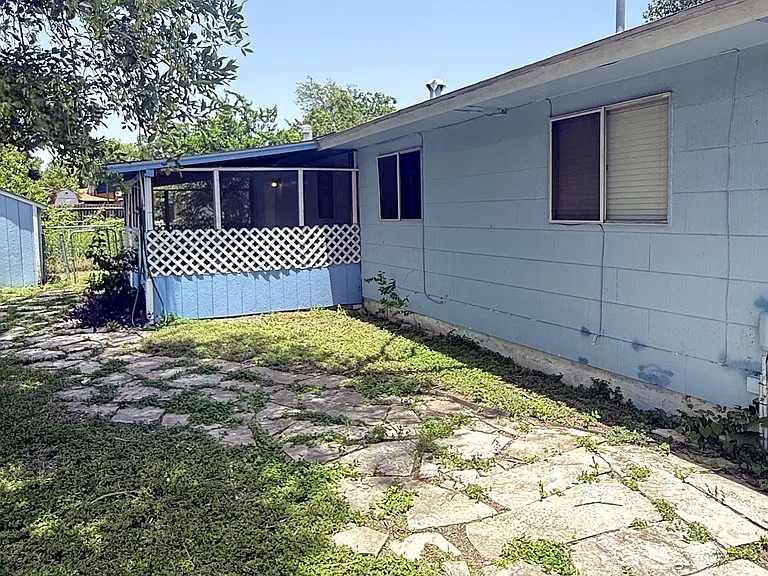 209 Brenda Dr — Photo 9