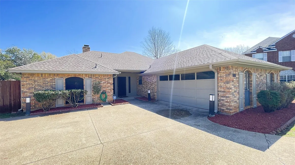 Building Photo - 6119 Kingswood Dr