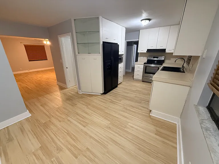 1016 W Indiana Ave — Photo 45
