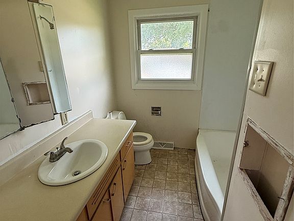 4th image of 102 27th Avenue Dr SW