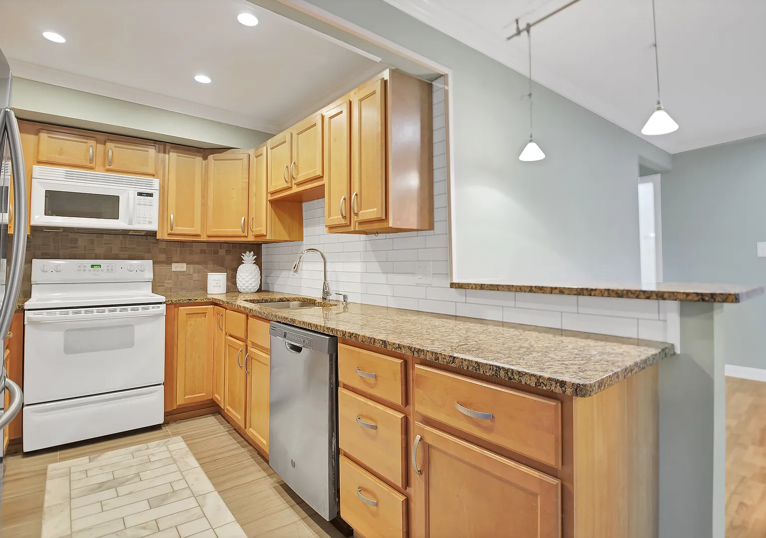 2 bed, 1100 sqft, $1,995 — Photo 3