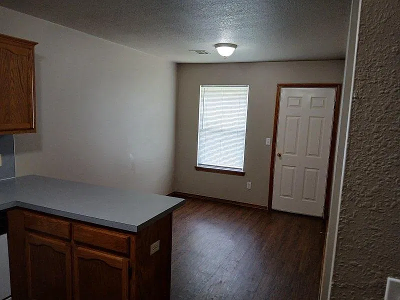 2 bed, 1962 sqft, $995 — Photo 2