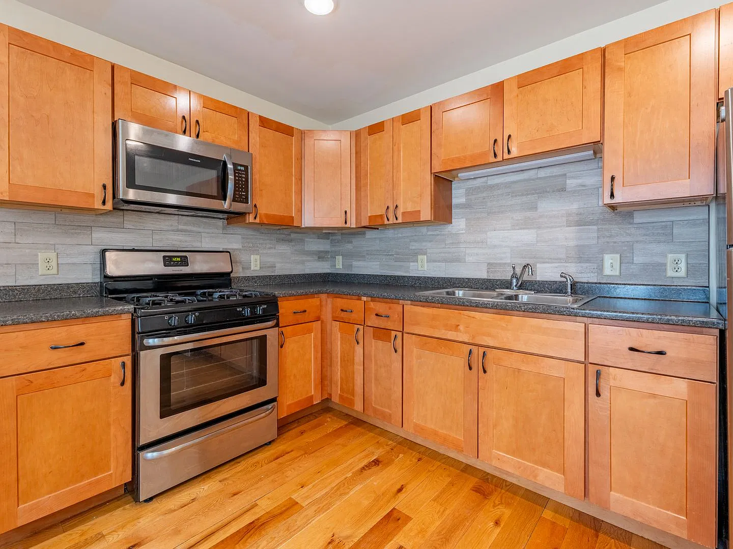 83 Park St — Photo 2