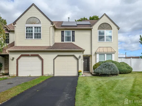 27 Longbrook Ln, Freehold, NJ 07728