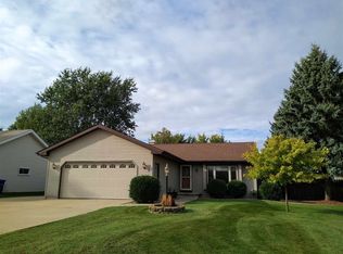 736 Hummingbird Ln, Neenah, WI 54956