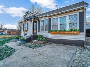 208 S 15th St, Clinton, OK 73601