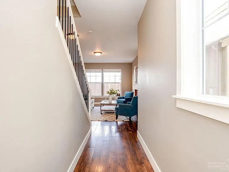 1076 SE Leonel Ln — Photo 3