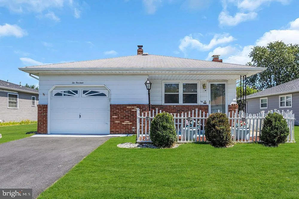 214 Charlotteville Dr N photo 1