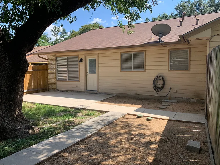 105 Travertine Ln #B — Photo 26