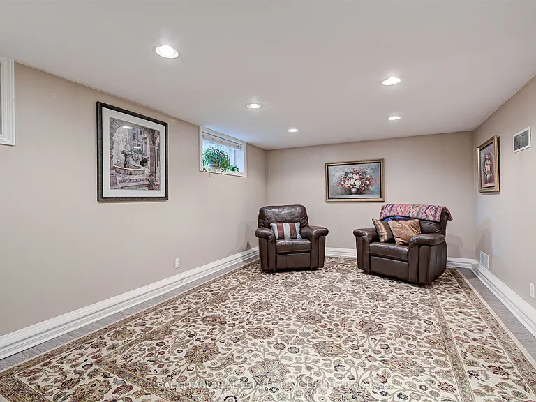 884 Royal York Rd — Photo 20