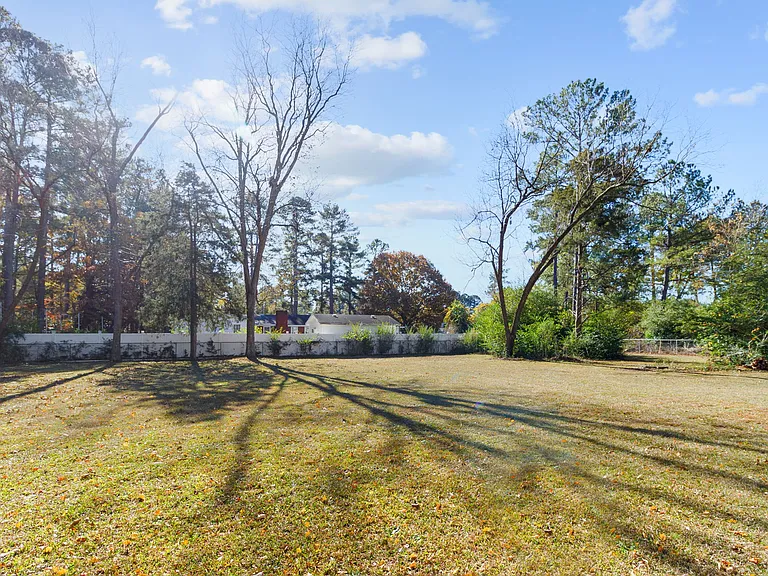 6895 Raeford Rd — Photo 10