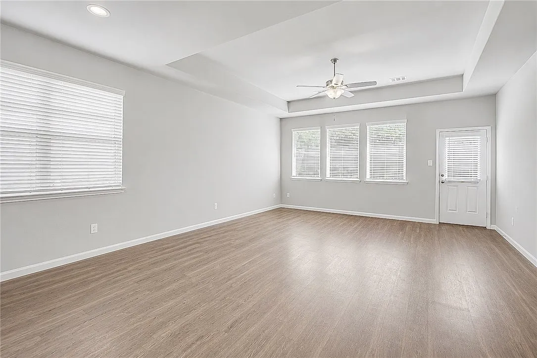 4 bed, 2.5 bath, 2246 sqft, $2,300 — Photo 2